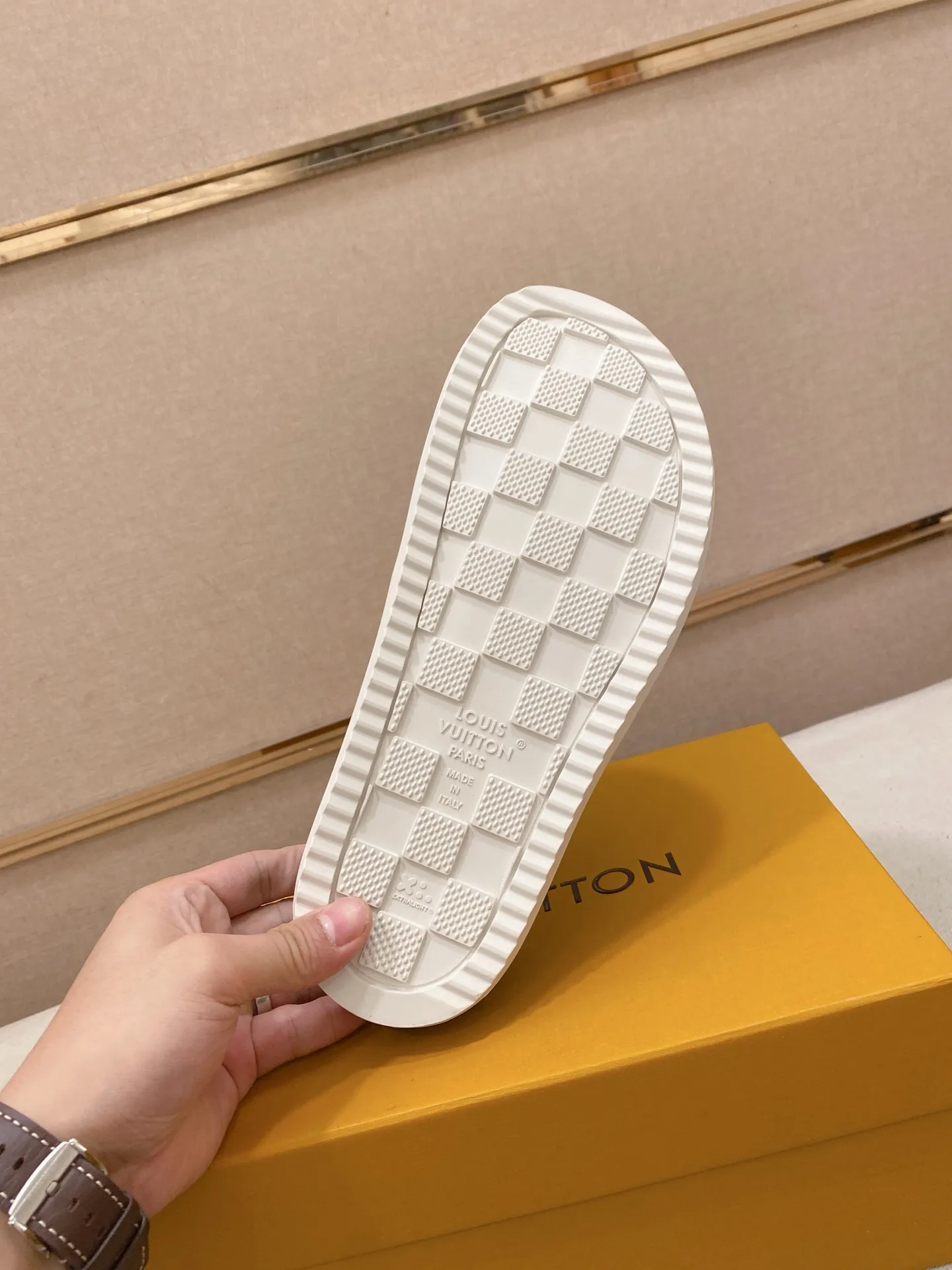 Men's shoes 💰: 360💰LV made 🔍Top purchasing agents, men's spring and summer slippers are available at the same counter. The uppers are made of Italian imported denim with logo graphics and high-quality craftsmanship. The soles are original soles specially provided by the original factory. The exclusive movable molded soles are super comfortable. Original factory follow-up products. 🔍🔍High quality. You can enter and exit the counter at will. Welcome to compare. The code number is 38-44.